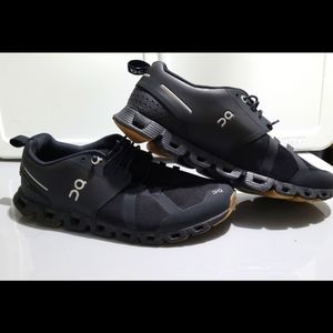 On Cloud Mens 7.5/ Womens 9 Black